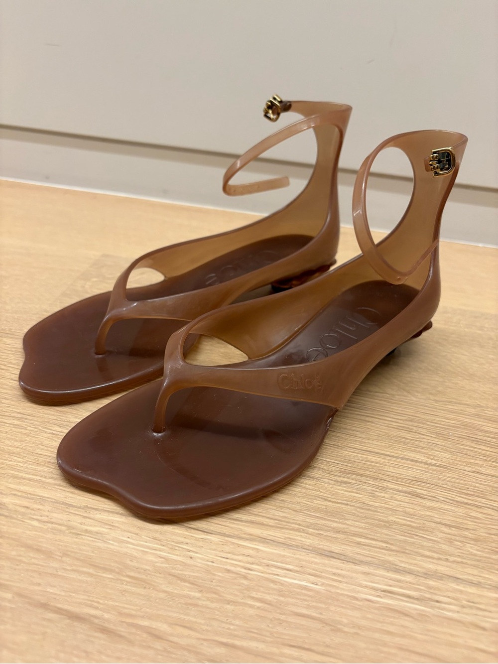 CHLOE Women's Tan Jelly Ankle-Strap Thong Sandals - Picture 2 of 5